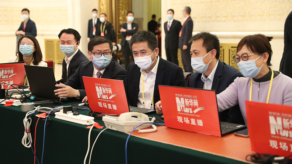 新華網(wǎng)記者在現場(chǎng)進(jìn)行直播準備