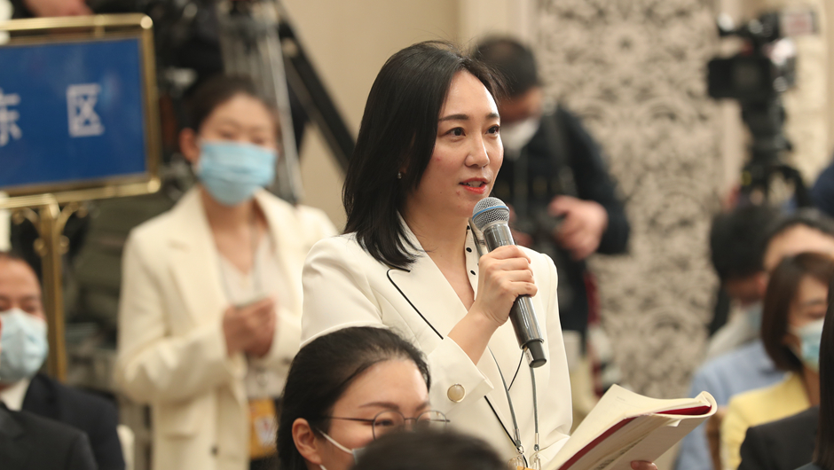 記者在現場(chǎng)提問(wèn)