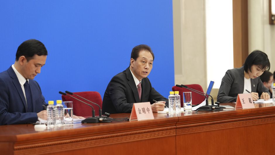 大會(huì )發(fā)言人王超就大會(huì )議程和人大工作相關(guān)問(wèn)題回答中外記者的提問(wèn)