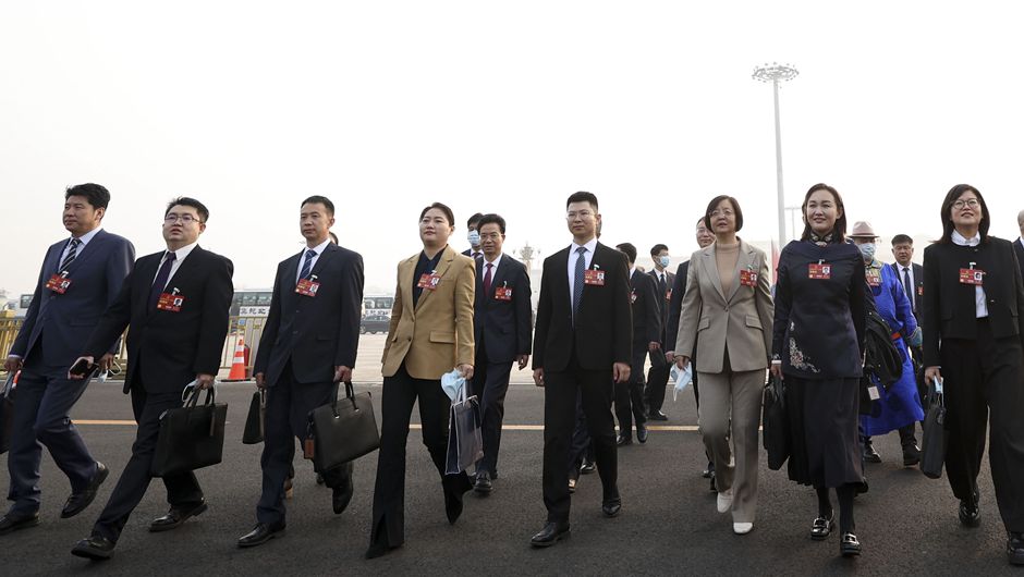 全國人大代表走向會(huì )場(chǎng)