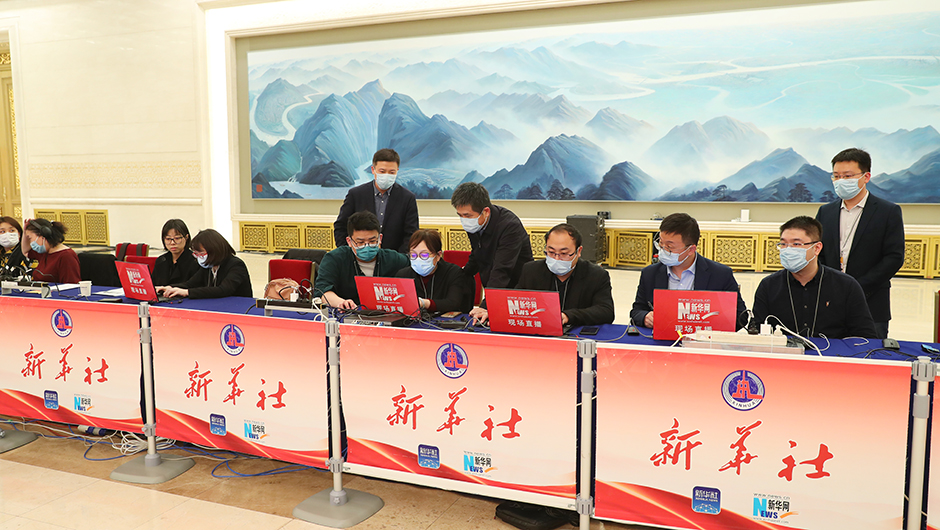 直播團隊正在進(jìn)行直播