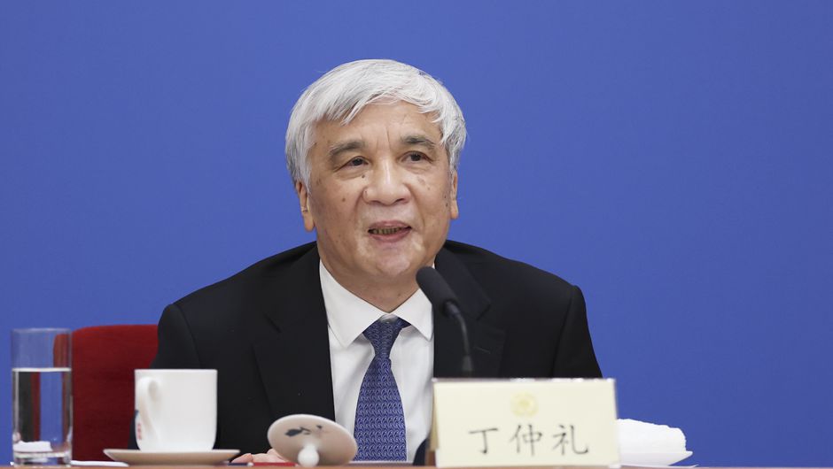 民盟中央主席丁仲禮在記者會(huì )上