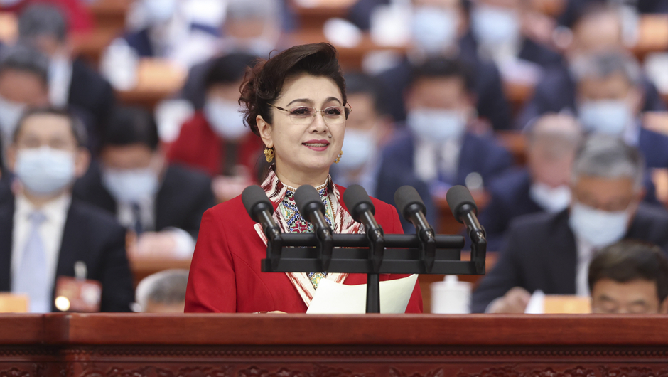 迪麗娜爾·阿布拉委員作大會(huì )發(fā)言