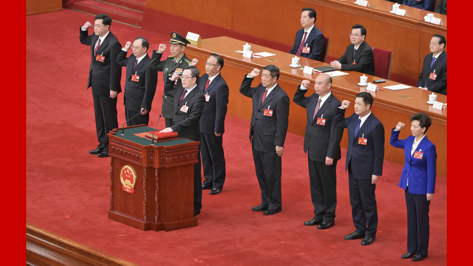 國務(wù)院副總理、國務(wù)委員、秘書(shū)長(cháng)進(jìn)行憲法宣誓