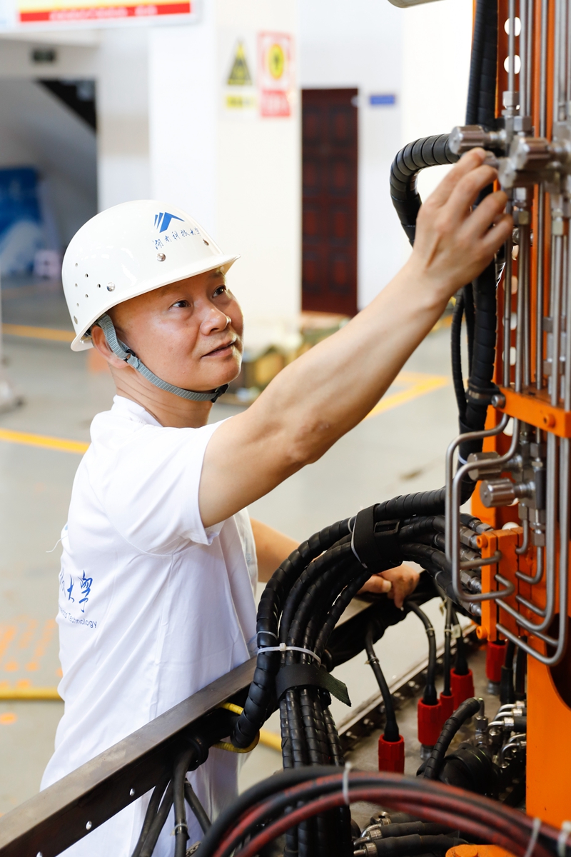 鉆下“中國孔”：向海圖強！ ——記湖南科技大學(xué)海洋實(shí)驗室主任萬(wàn)步炎