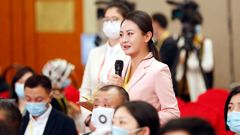 記者在分會(huì )場(chǎng)提問(wèn)