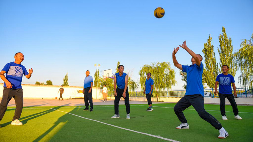 騎馬、放羊、打排球……這些牧民的“日常操作”贏(yíng)了