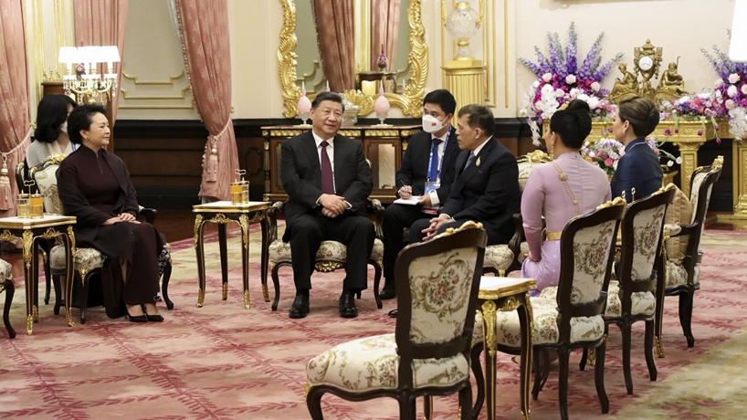 習近平和彭麗媛會(huì )見(jiàn)泰國國王哇集拉隆功和王后素提達