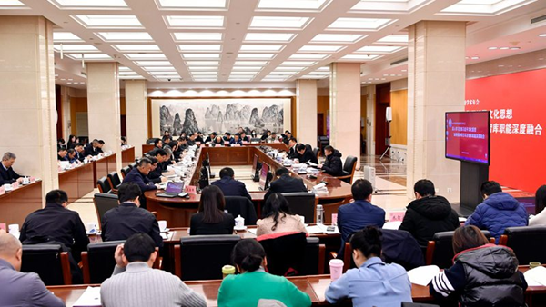 2023年新華社新聞學(xué)術(shù)年會(huì )召開(kāi)，主題為“深入學(xué)習貫徹習近平文化思想，加快推進(jìn)喉舌耳目智庫職能深度融合”